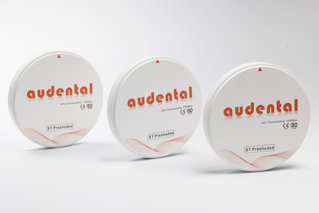 Doğal görünümlü diş restorasyonları için eşit renk doğruluğu ve yüksek şeffaflık sağlayan önceden gölgele zirkonya bloğu