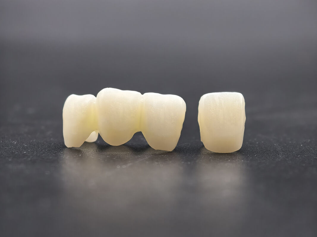 CADCAM işlemesi için üstün dayanıklılık ve doğal dişleri yakından taklit eden yarı saydamlığa sahip önceden renklendirilmiş dental zirkonya blok