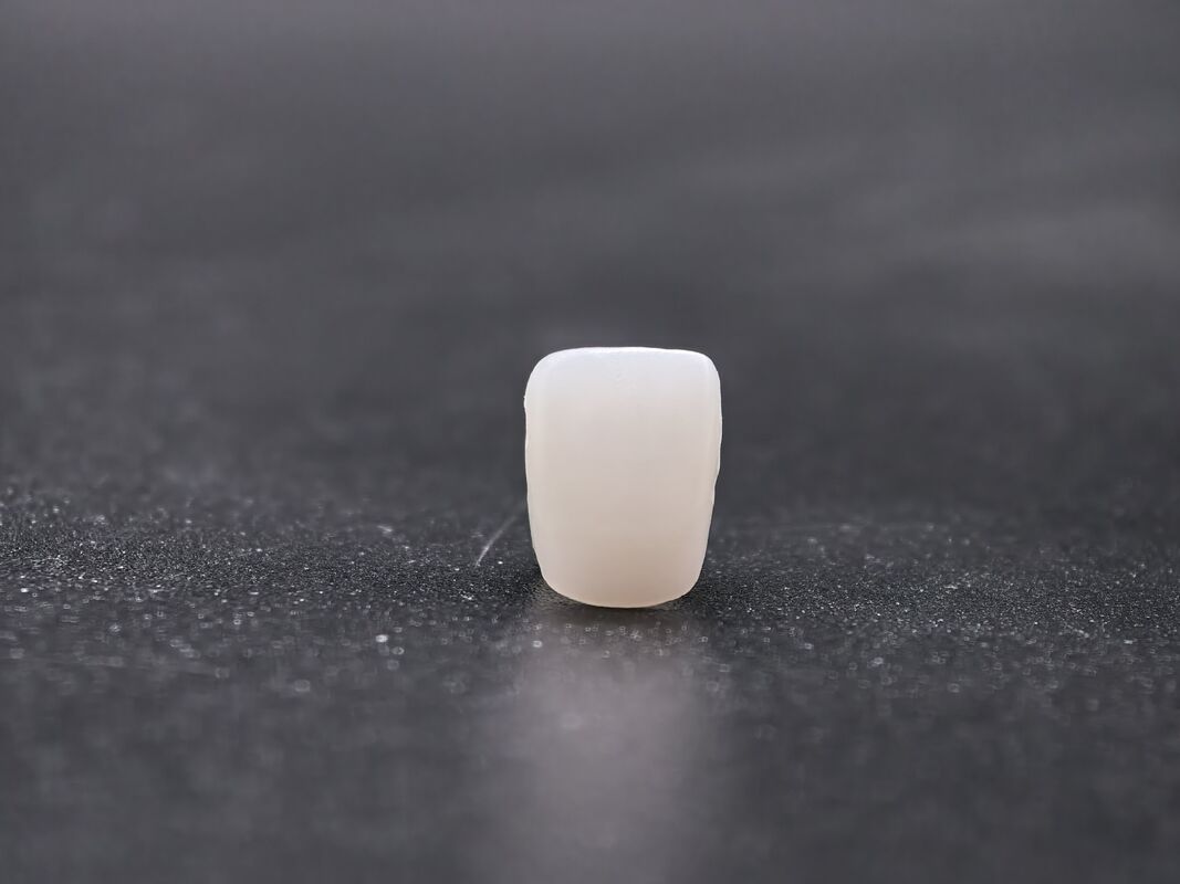CADCAM işlemesi için üstün dayanıklılık ve doğal dişleri yakından taklit eden yarı saydamlığa sahip önceden renklendirilmiş dental zirkonya blok