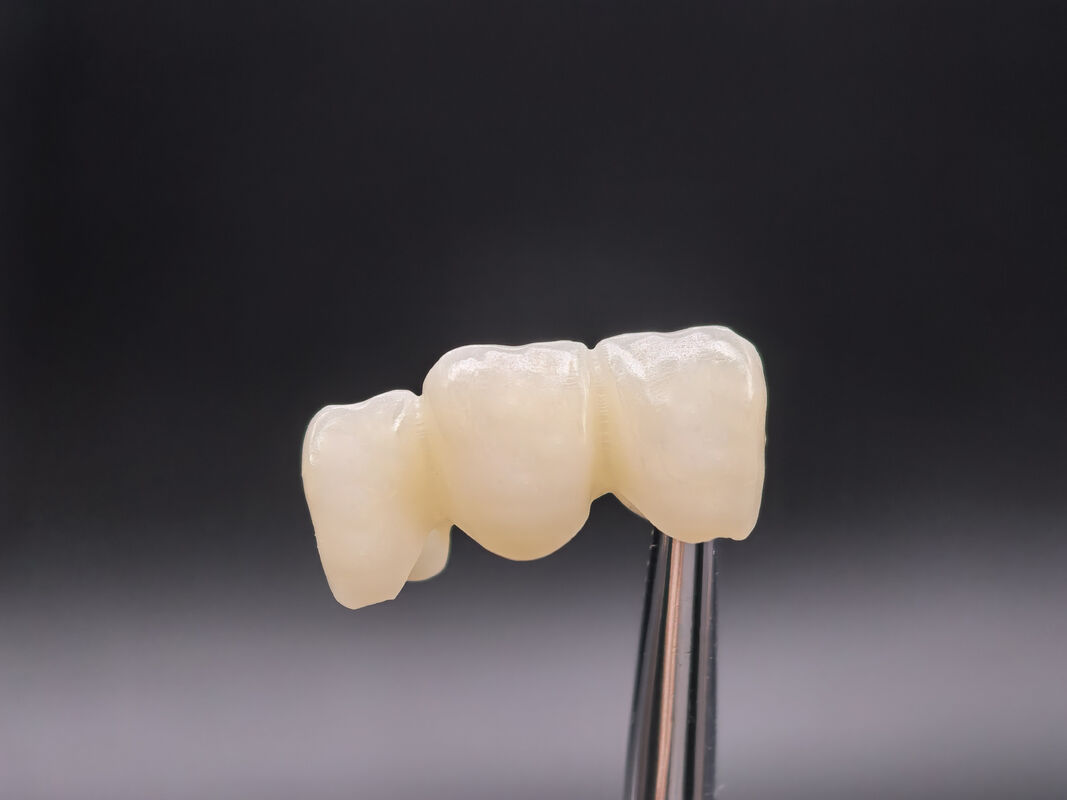 Doğal estetik anterior restorasyonlar için tasarlanmış, 650MPa dayanıklılığa ve hızlı CAD CAM işlemeye sahip Dental Zirkonya Blok