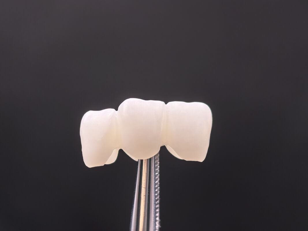 Doğal estetik anterior restorasyonlar için tasarlanmış, 650MPa dayanıklılığa ve hızlı CAD CAM işlemeye sahip Dental Zirkonya Blok